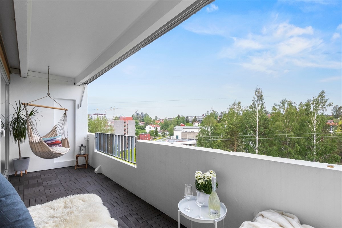 Fra stuen har du utgang til en stor vestvendt balkong Galleribilde