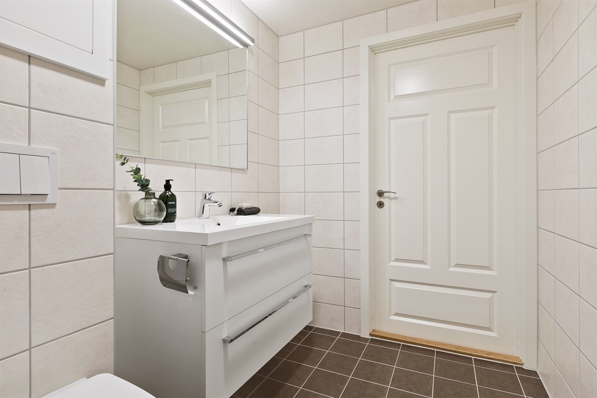 Baderommet har behagelig gulvvarme og opplegg for vaskemaskin. Galleribilde