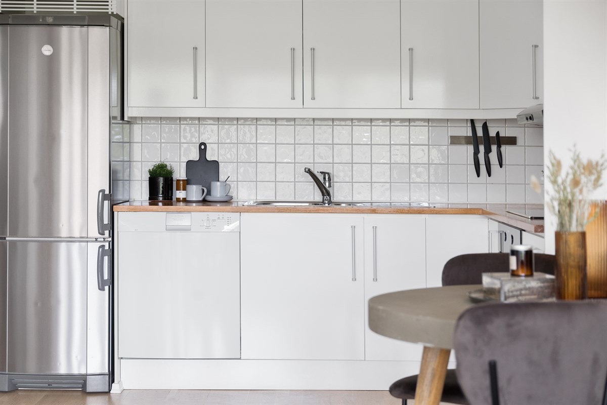 Kjøkkenet har integrerte- og frittstående hvitevarer som medfølger. Galleribilde
