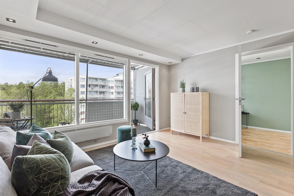 Rommet får godt med naturlig lysinnslipp og har direkte utgang til nordvestvendt balkong. Galleribilde