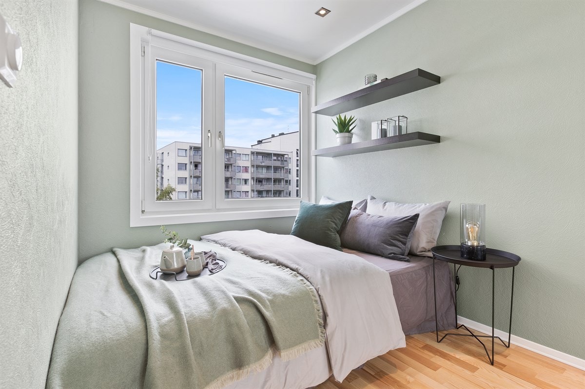 Romslig hovedsoverom med stor skyvedørsgarderobe og plass til dobbeltseng. Galleribilde