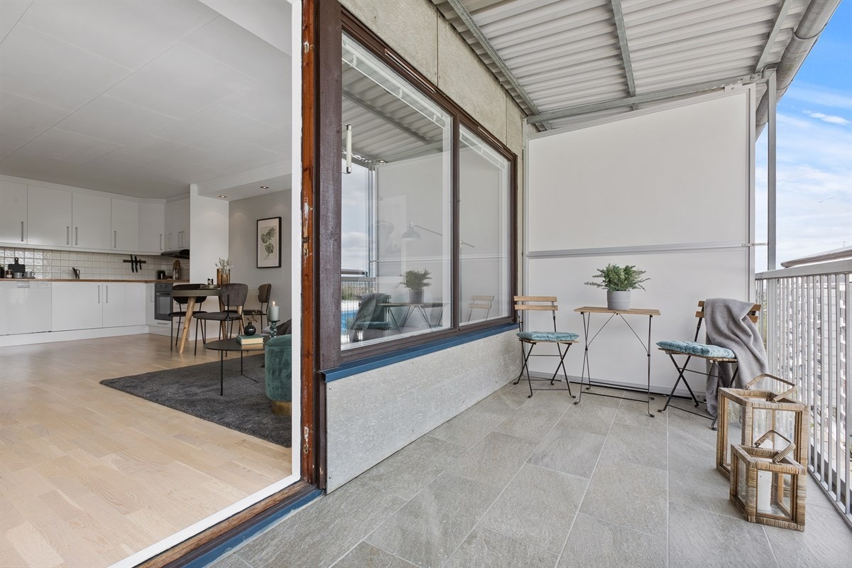 Balkongen er en flott forlengelse av stuen i sommerhalvåret, og har plass til koselig sittegruppe, samt grill. Galleribilde