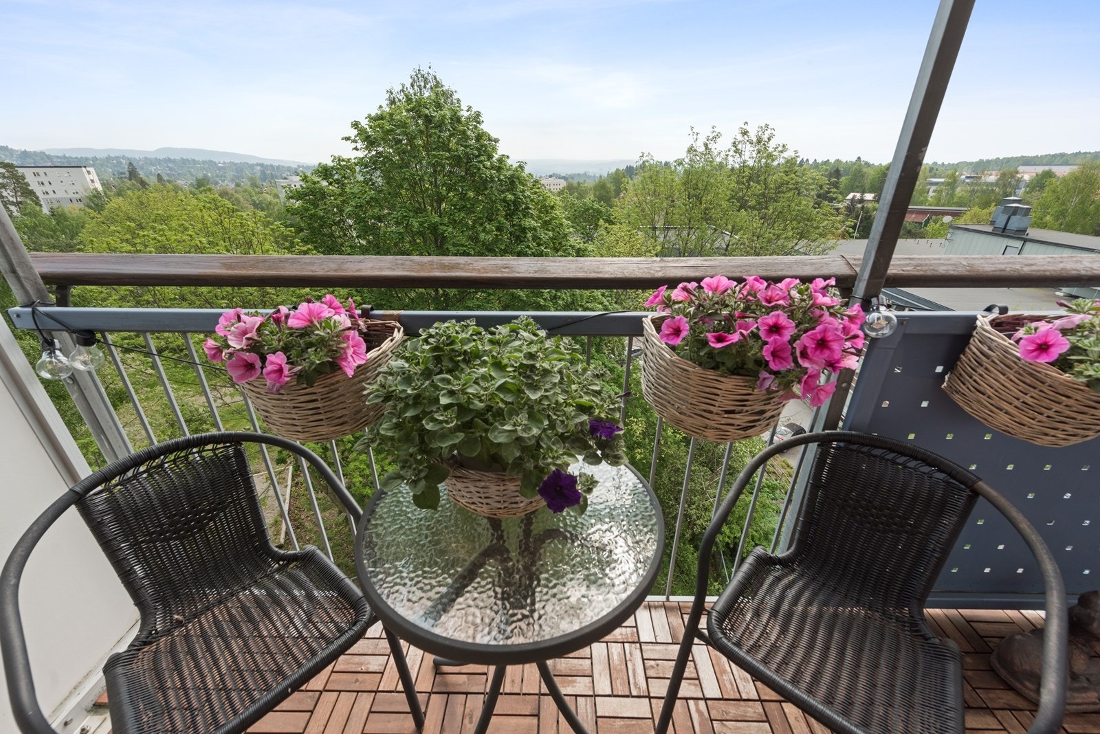 Fra stuen har du utgang til veranda på 7 kvm med fin utsikt. Galleribilde