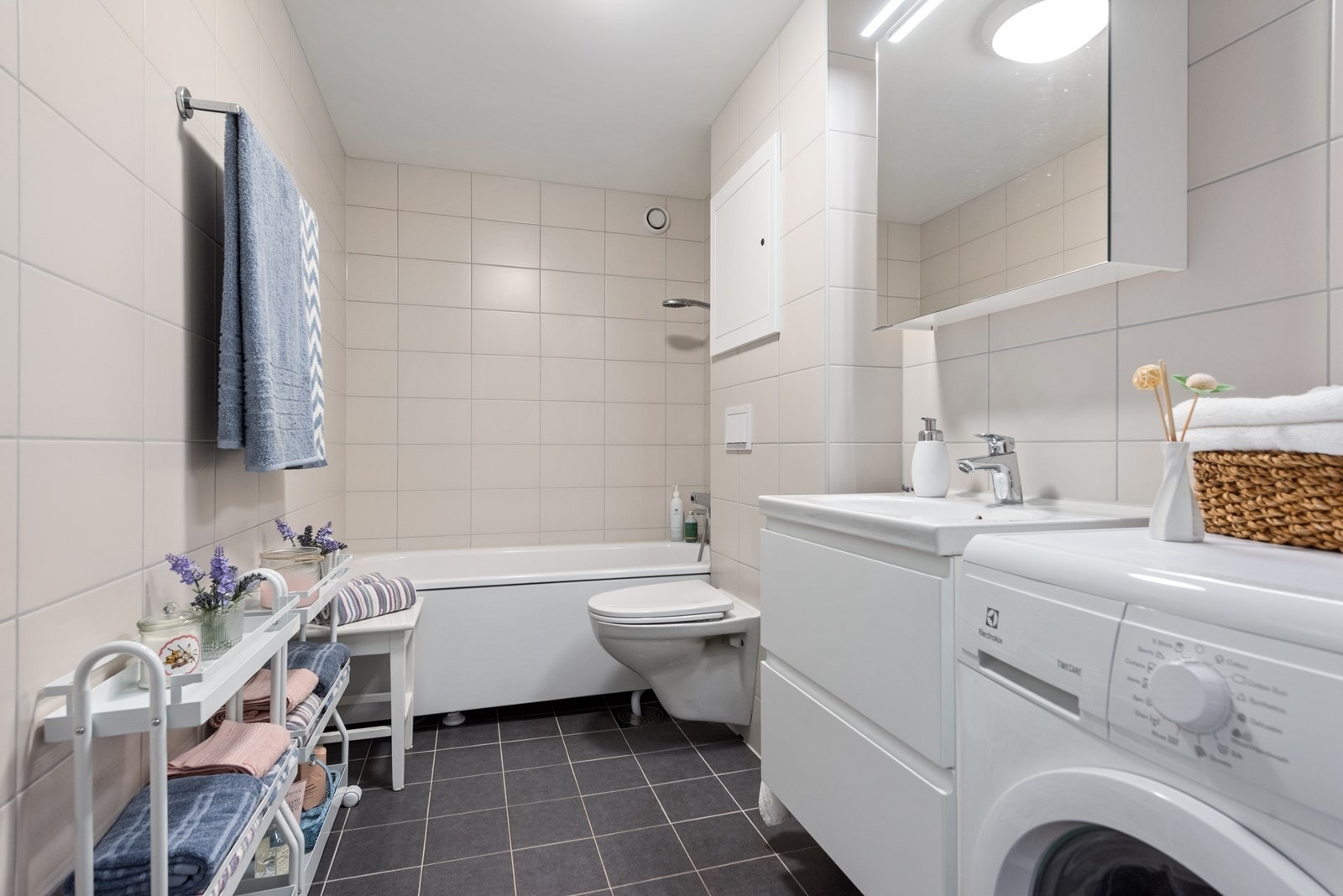 Nyrenovert bad i moderne og tidløs stil. Galleribilde