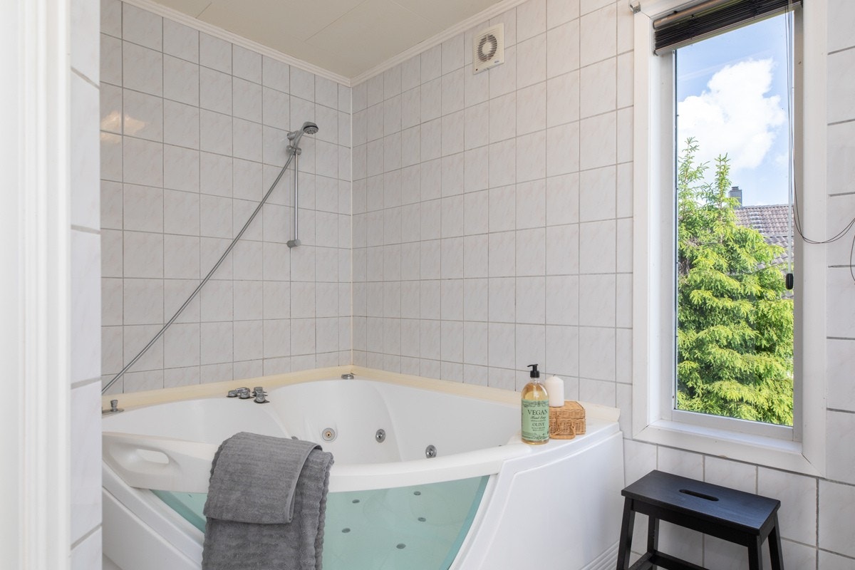 Baderommet har blant annet hjørneboblekar/dusj (dobbel). Galleribilde