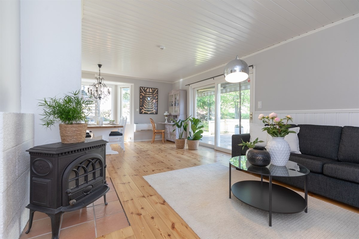 Lys og romslig stue med flere soner for hygge og samvær. Galleribilde