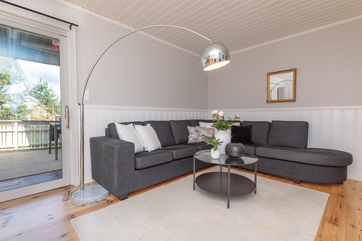 God plass til en avslappende sofagruppe med tilhørende mediemøblement samt et spisebord hvor familien kan samles. Galleribilde