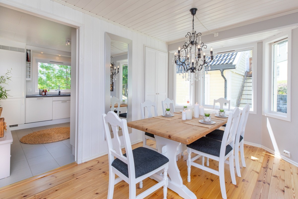 Spisestue ved kjøkkenet. Galleribilde