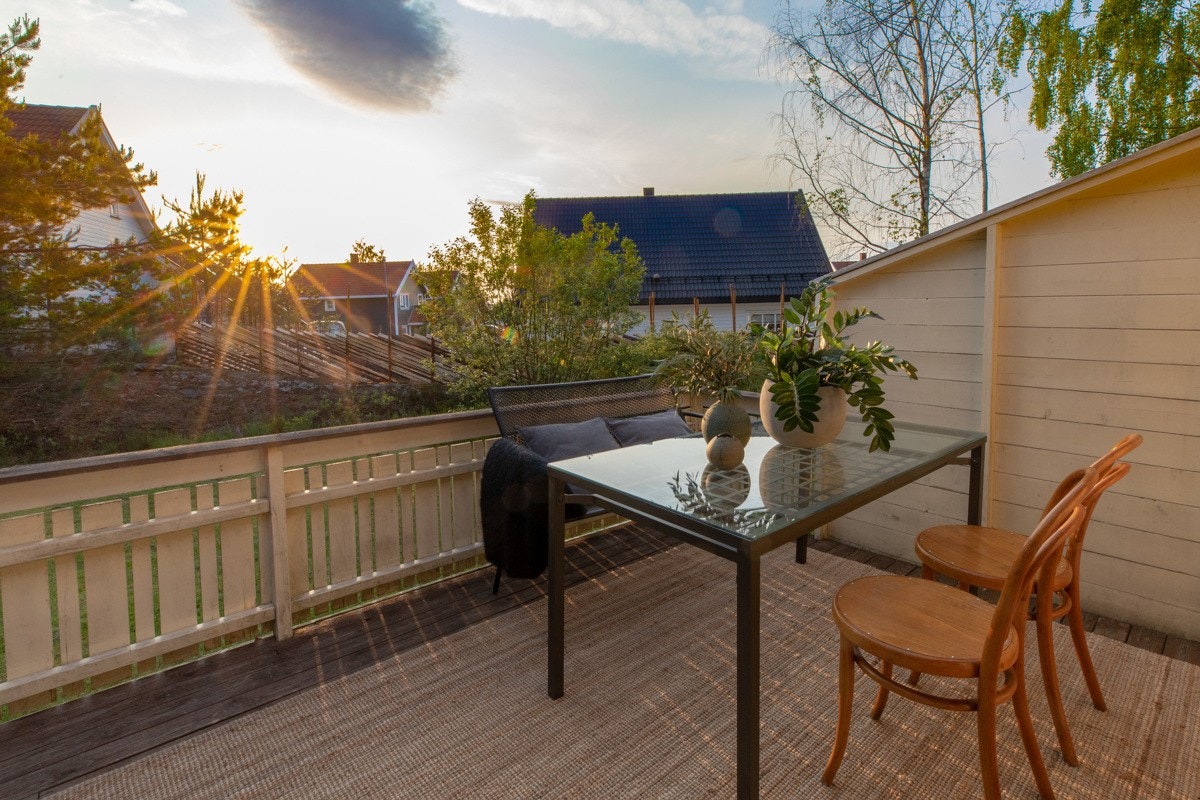 Terrassen er utstyrt med motorisert markise og strømuttak. Her er det god plass til utemøblement og grillen. Galleribilde