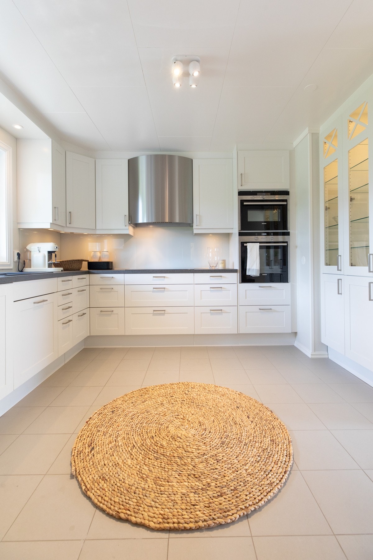 Boligen har et separat kjøkken med god benke-og skapplass og downlights over vindu. Galleribilde