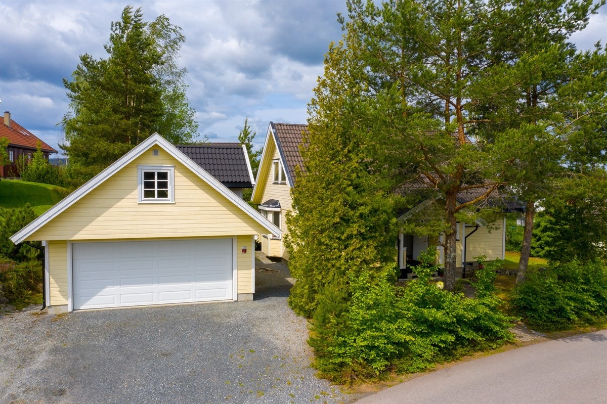 Parkering i frittliggende dobbelgarasje samt på egen gårdsplass. Galleribilde
