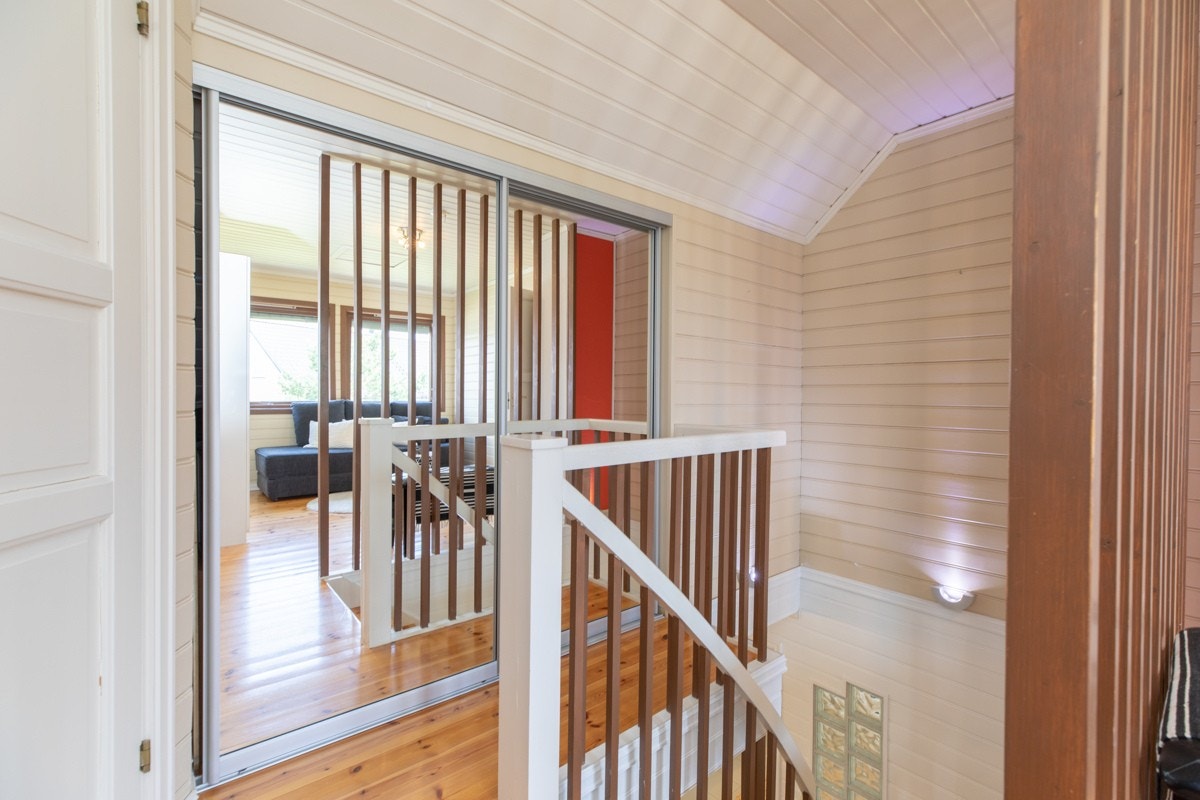 Gang i 2.etasje med stor skyvedørsgarderobe. Galleribilde