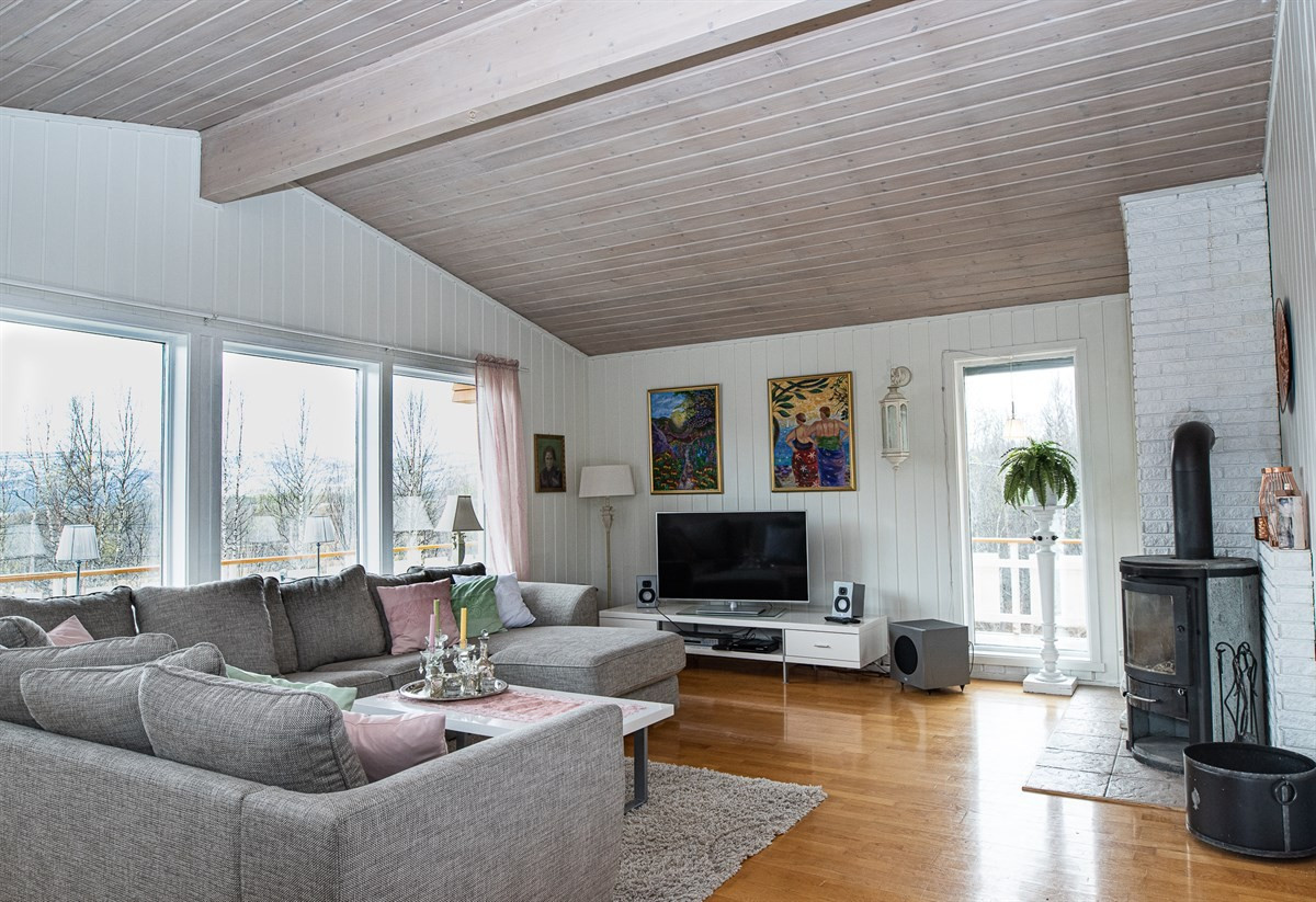Parkett på gulv i stue, samt vedovn som gir god varme