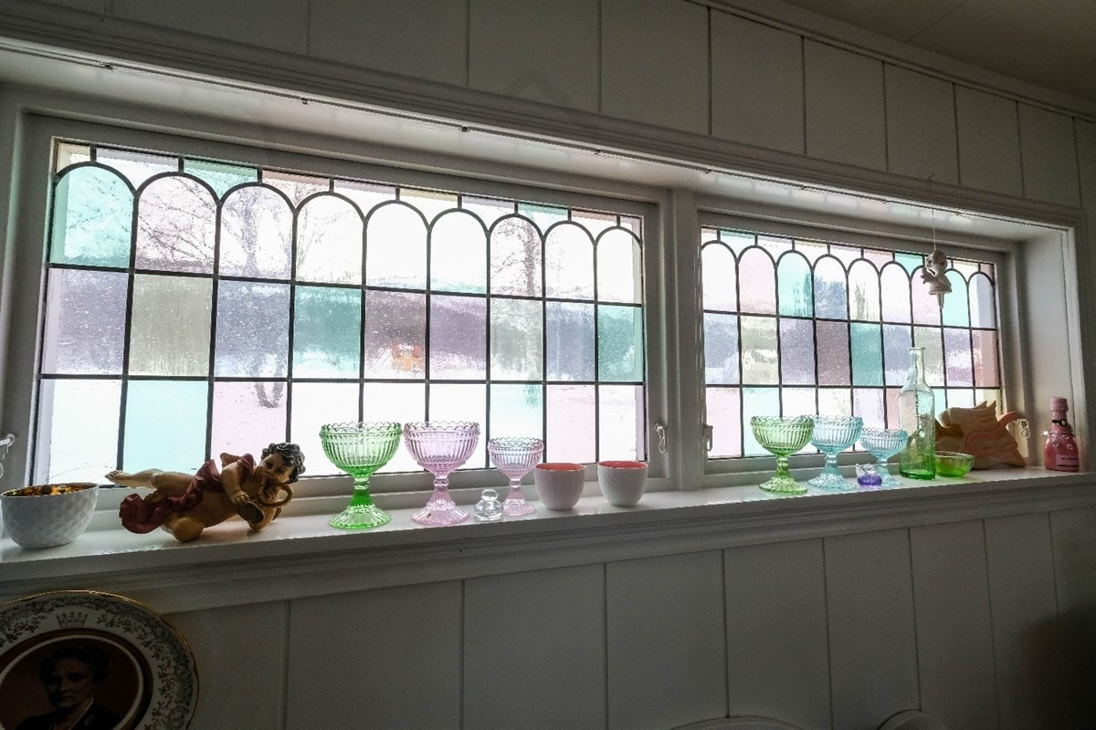Detalj fra fargede glass på vindu i spiseområde