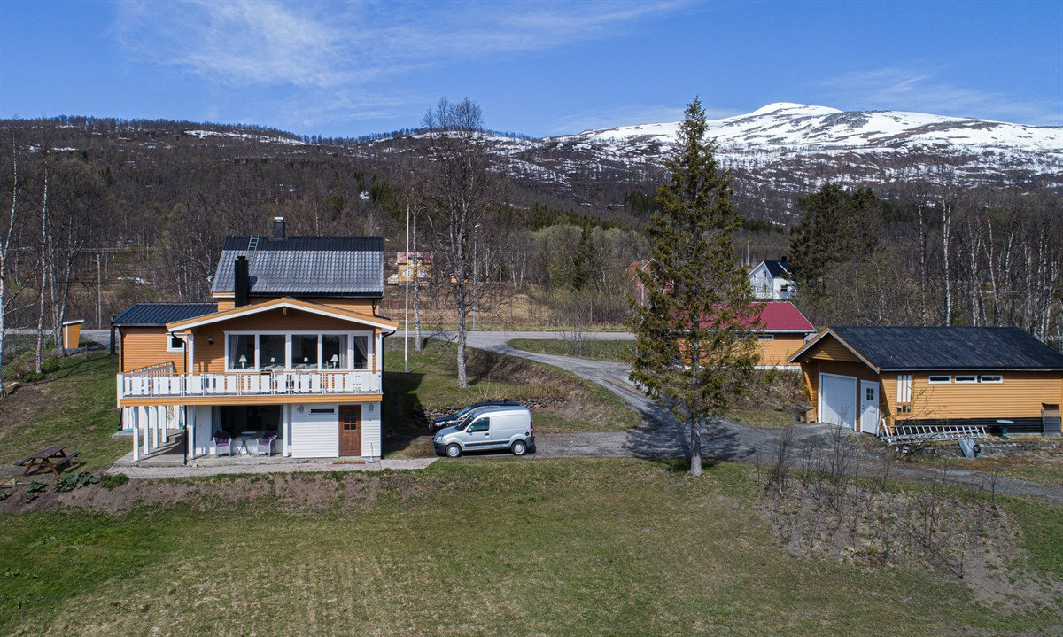Det er kort vei til busstopp, samt gang- og sykkelvei til skole, storkiosk og idrettsanlegg