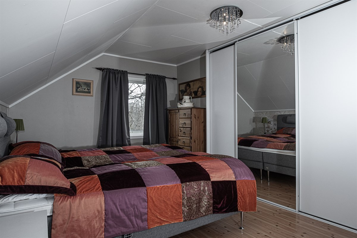 Hovedsoverom med skyvedørsgarderobe som gir god oppbevaringsplass