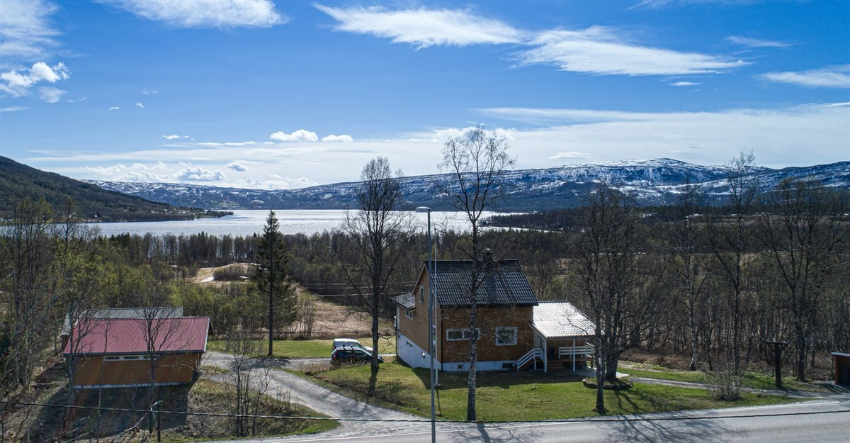 Vedlikeholdt enebolig med utleiedel i Aspelund, ca 7 km fra Finnsnes sentrum