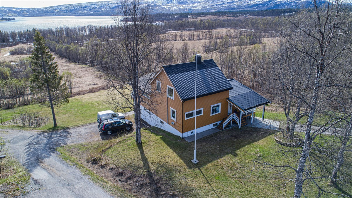 Eiendommen har stor tomt som er opparbeidet med adkomst, plen og beplanting