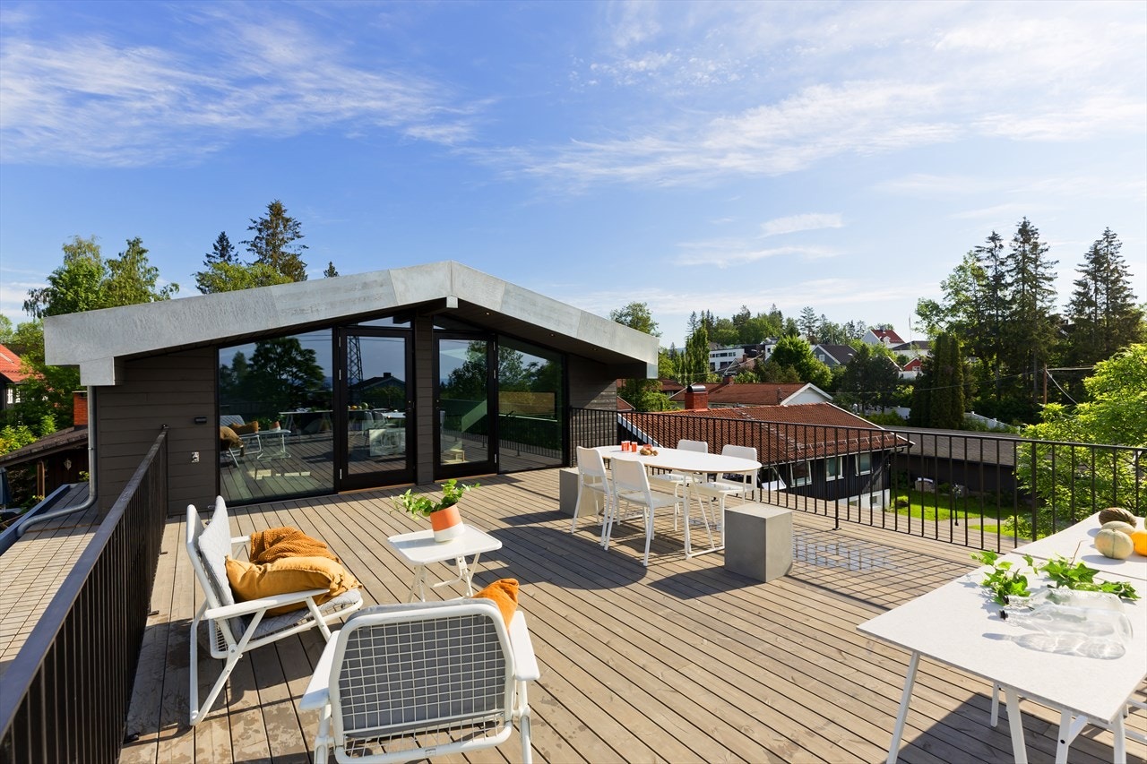 Takterrassen er inngjerdet og det er lagt terrassedekke. Her kan du nyte solen fra tidlig morgen til sent på kveld Galleribilde