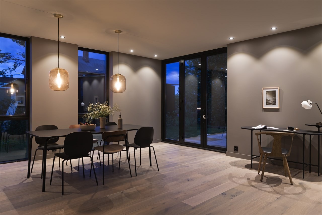 Det er utstrakt bruk av Led downlights, trappebelysning, lamper og utvendig belysning. Galleribilde