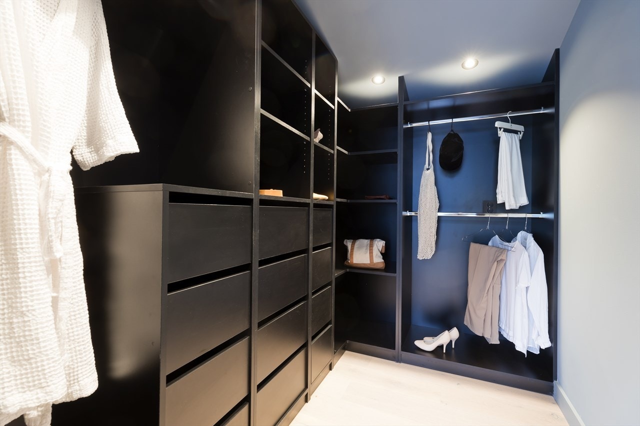 Soverommet har direkte tilgang til walk-in-closet Galleribilde