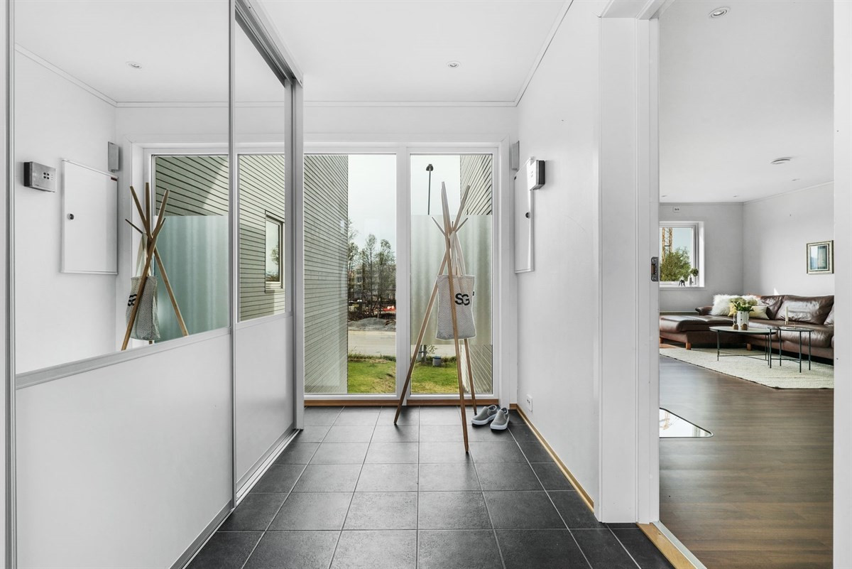 Entre` med garderobe i 1.etasje