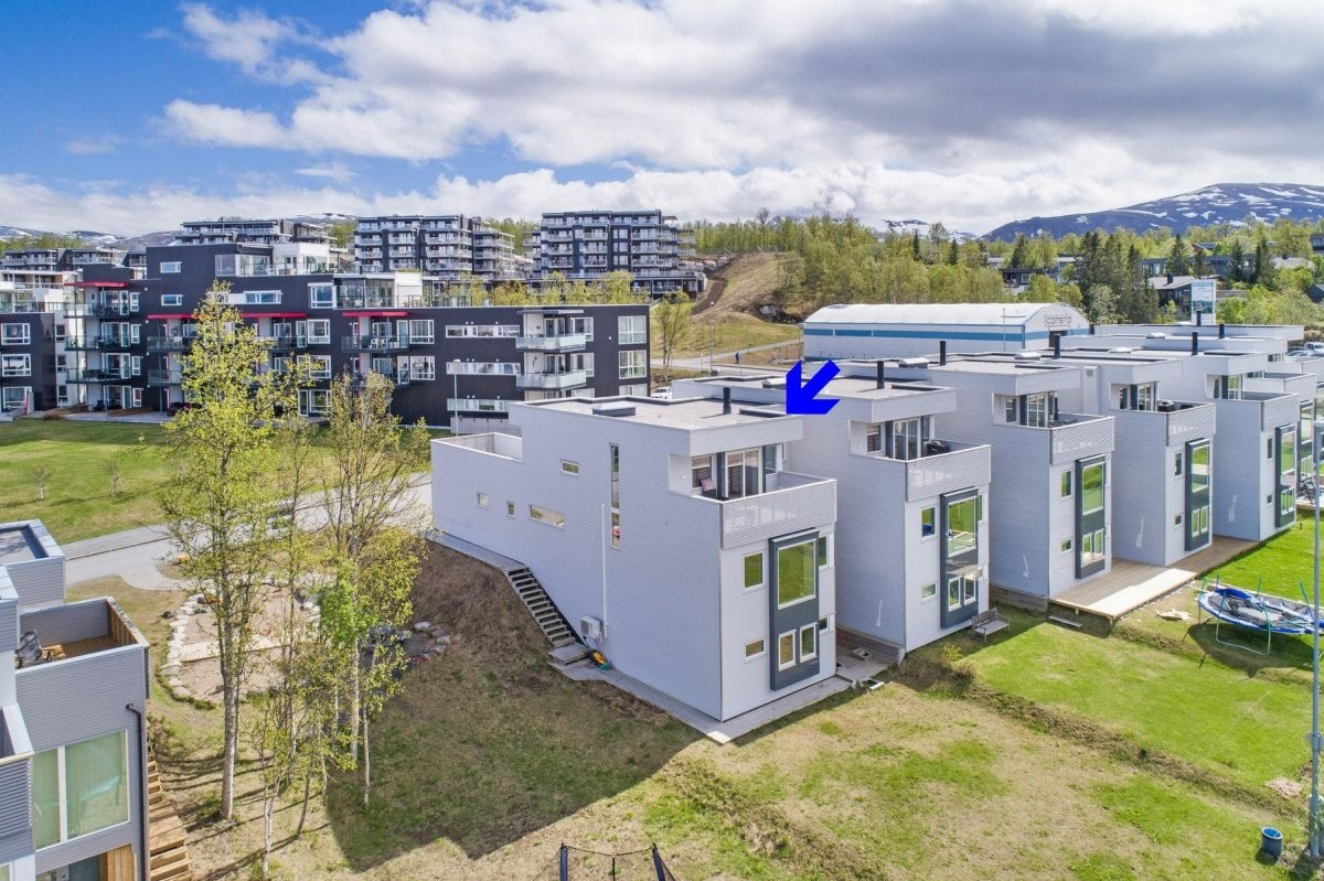 Har egen hage og er beliggende på hjørnet