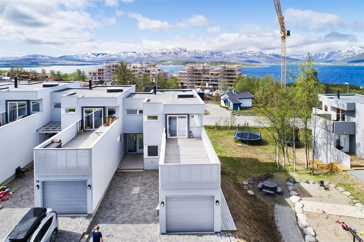 Parkering i garasje med praktisk terrasse over garasjetak