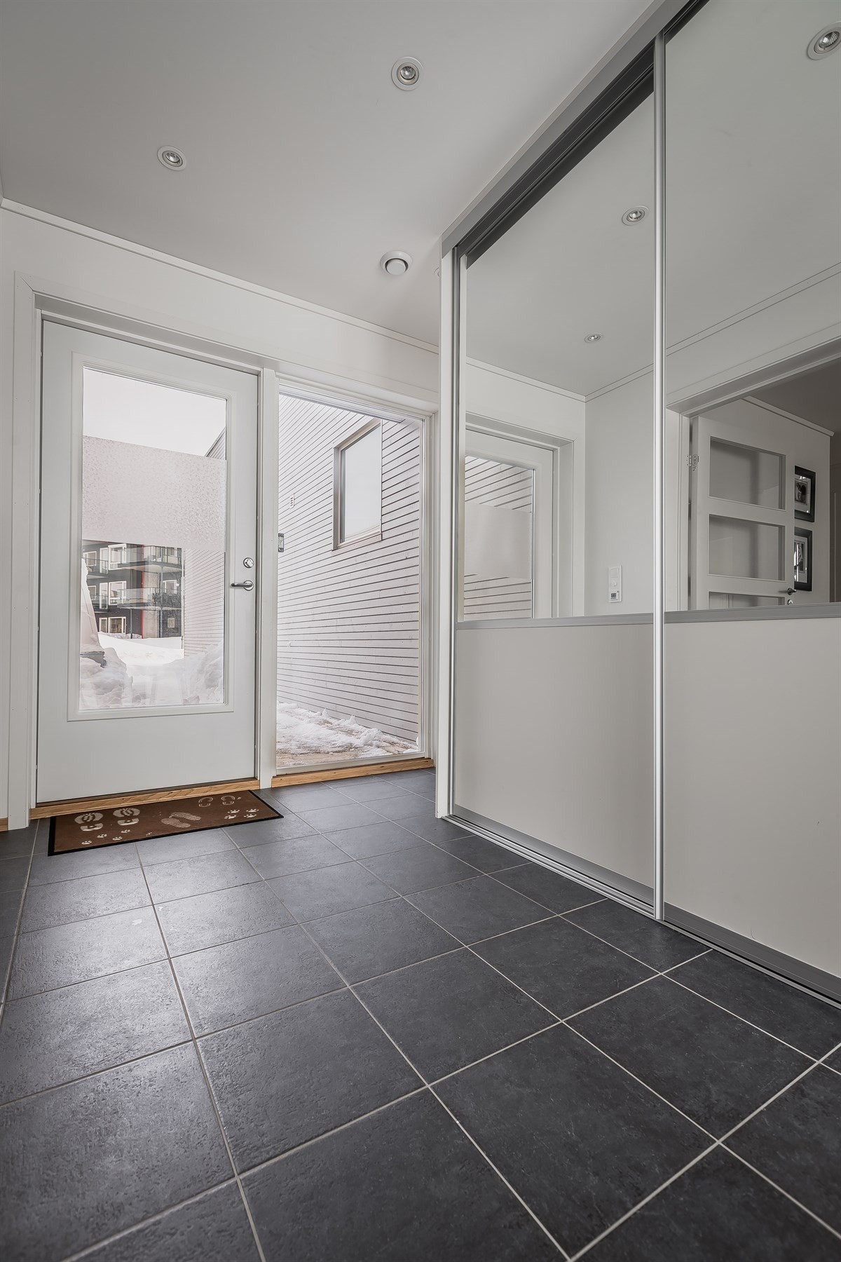Speilgarderobe i gang, samt fliser på gulv