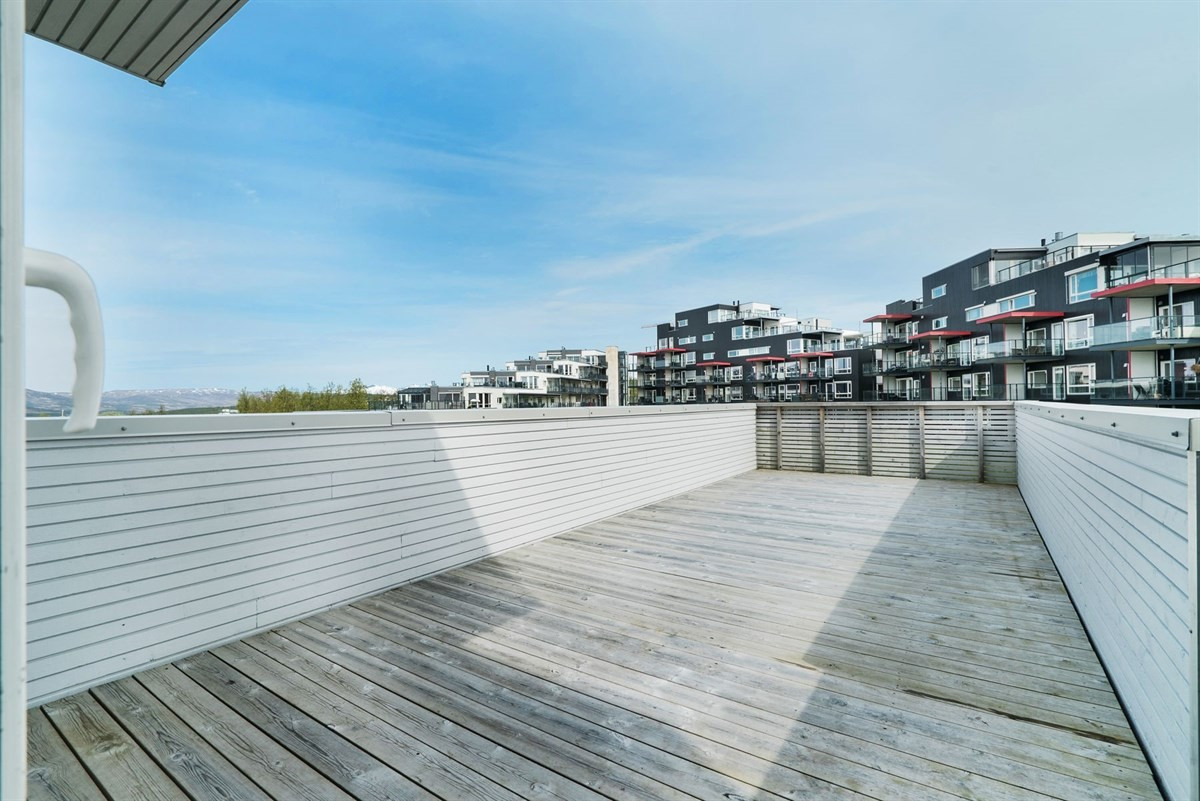 Stor og romslig østvendt terrasse med gode solforhold