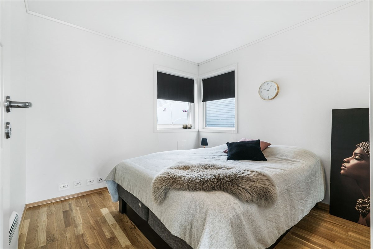 Hovedsoverom har skyvedørsgarderobe