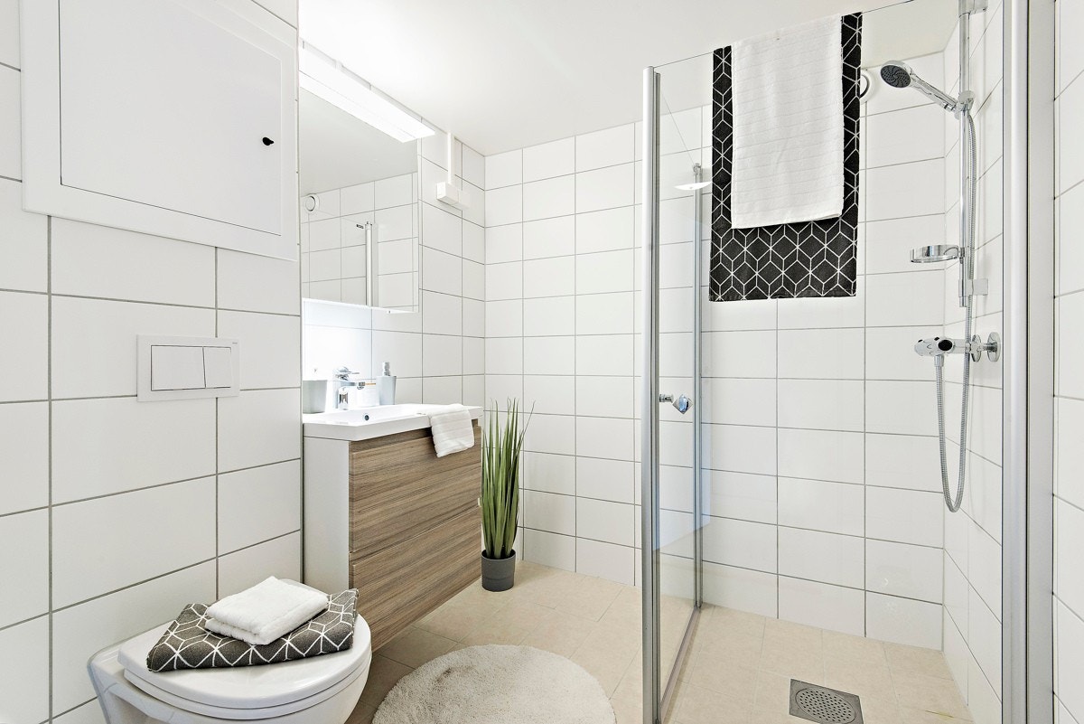 Flott baderom fra 2018. Nøytrale farger og tidløst interiørvalg. Pusset opp i regi av borettslaget. Opplegg for vaskemaskin/tørketrommel Galleribilde