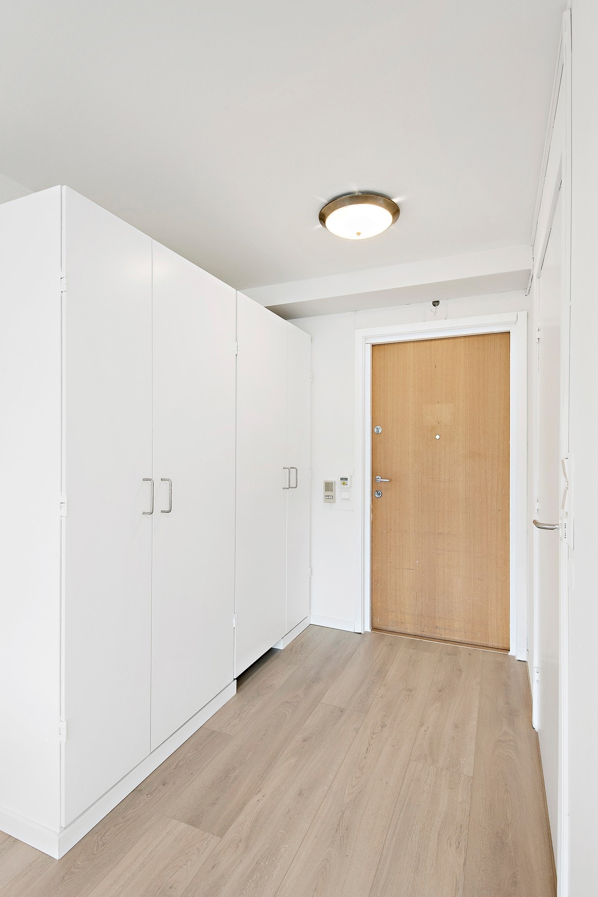 Fra inngangspartiet er det adgang til leilighetens baderom. Galleribilde