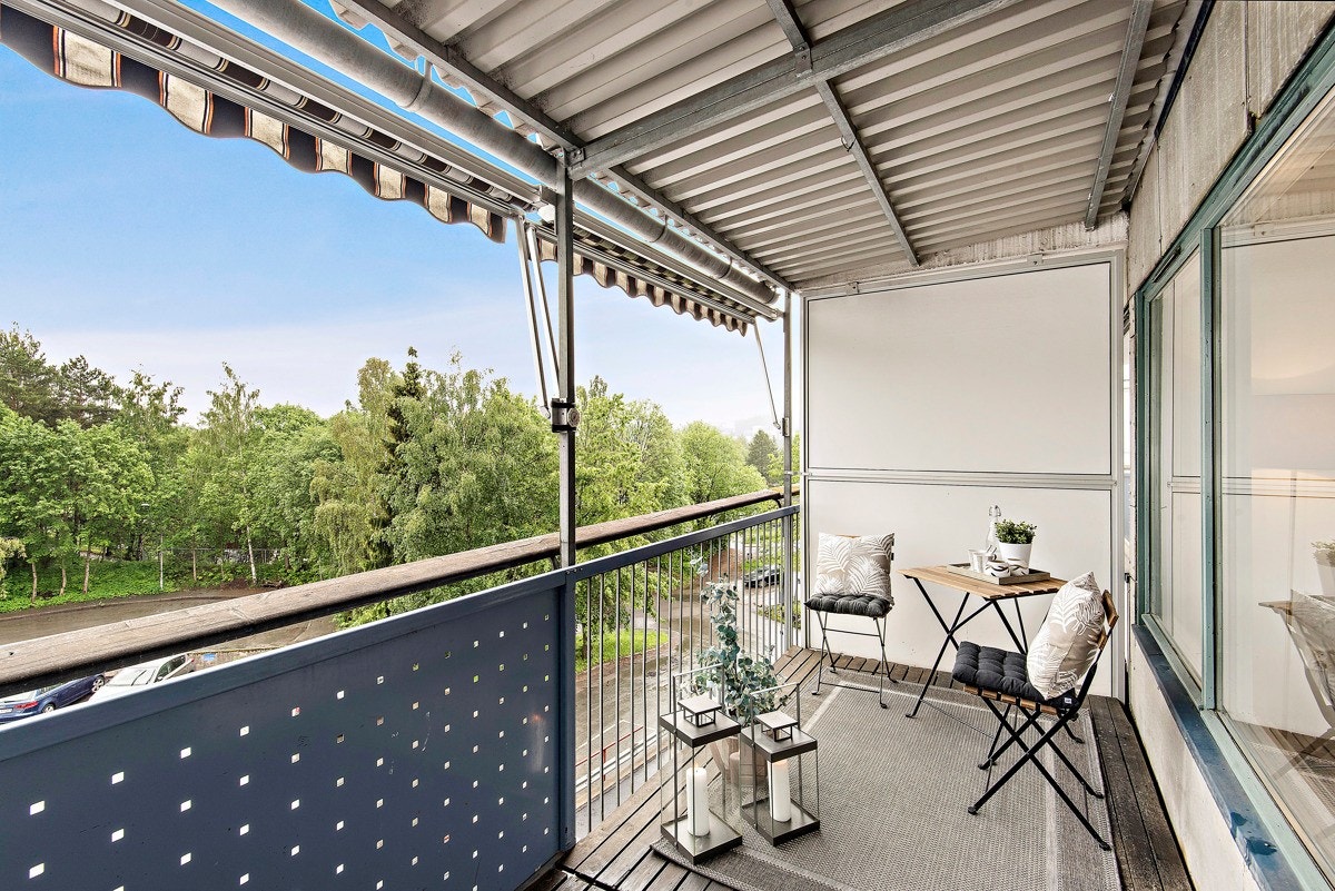 Romslig, skjermet og overbygget balkong uten innsyn. Galleribilde