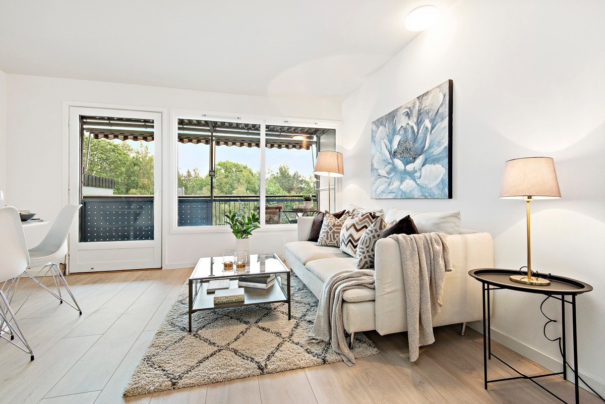 Fra stuen er det utgang til skjermet og overbygget balkong på 8 kvm. Galleribilde