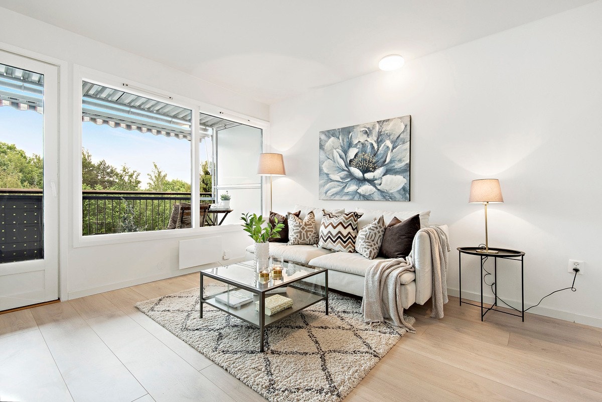 Romslig stue med mye naturlig lysinnslipp og grønn utsikt. Galleribilde