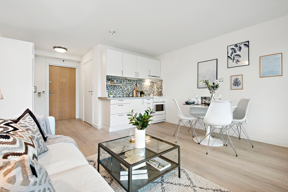 Åpen kjøkkenløsning med plass til et lite spisebord. Galleribilde