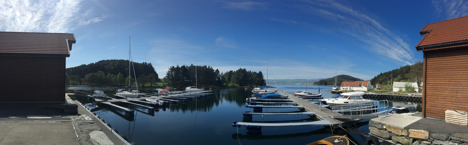 Båtplass med sjøbod Galleribilde