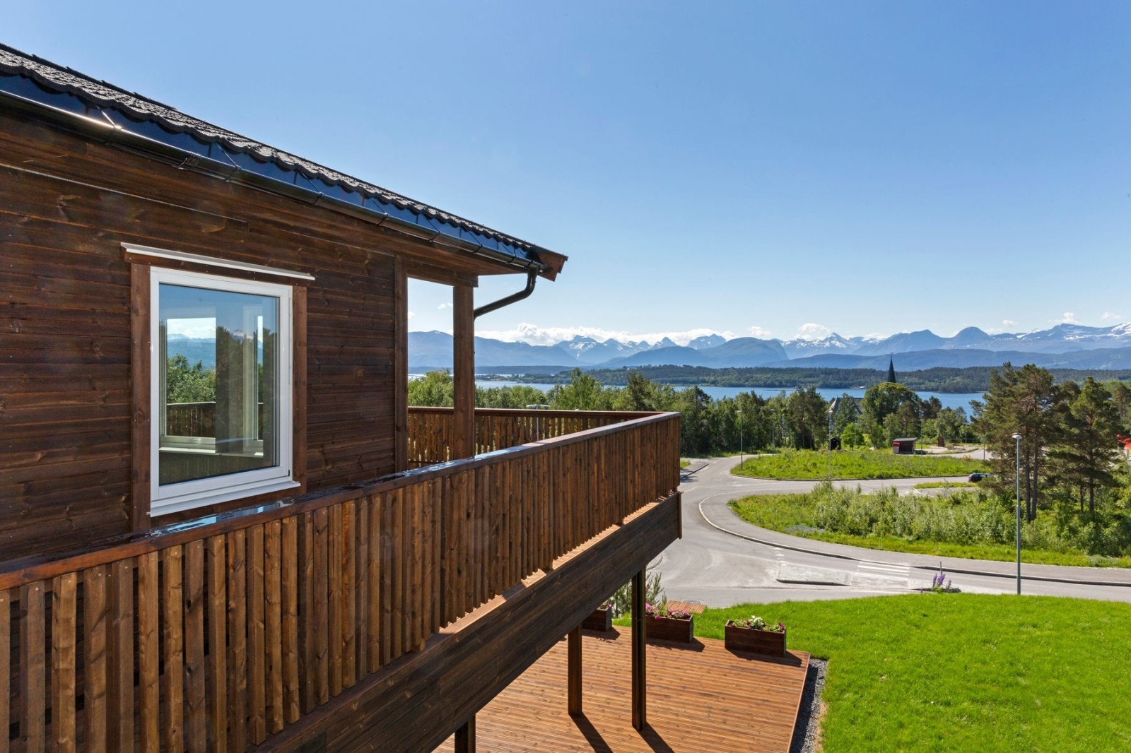 Store uteplasser rundt hele huset og nydelig utsikt Galleribilde