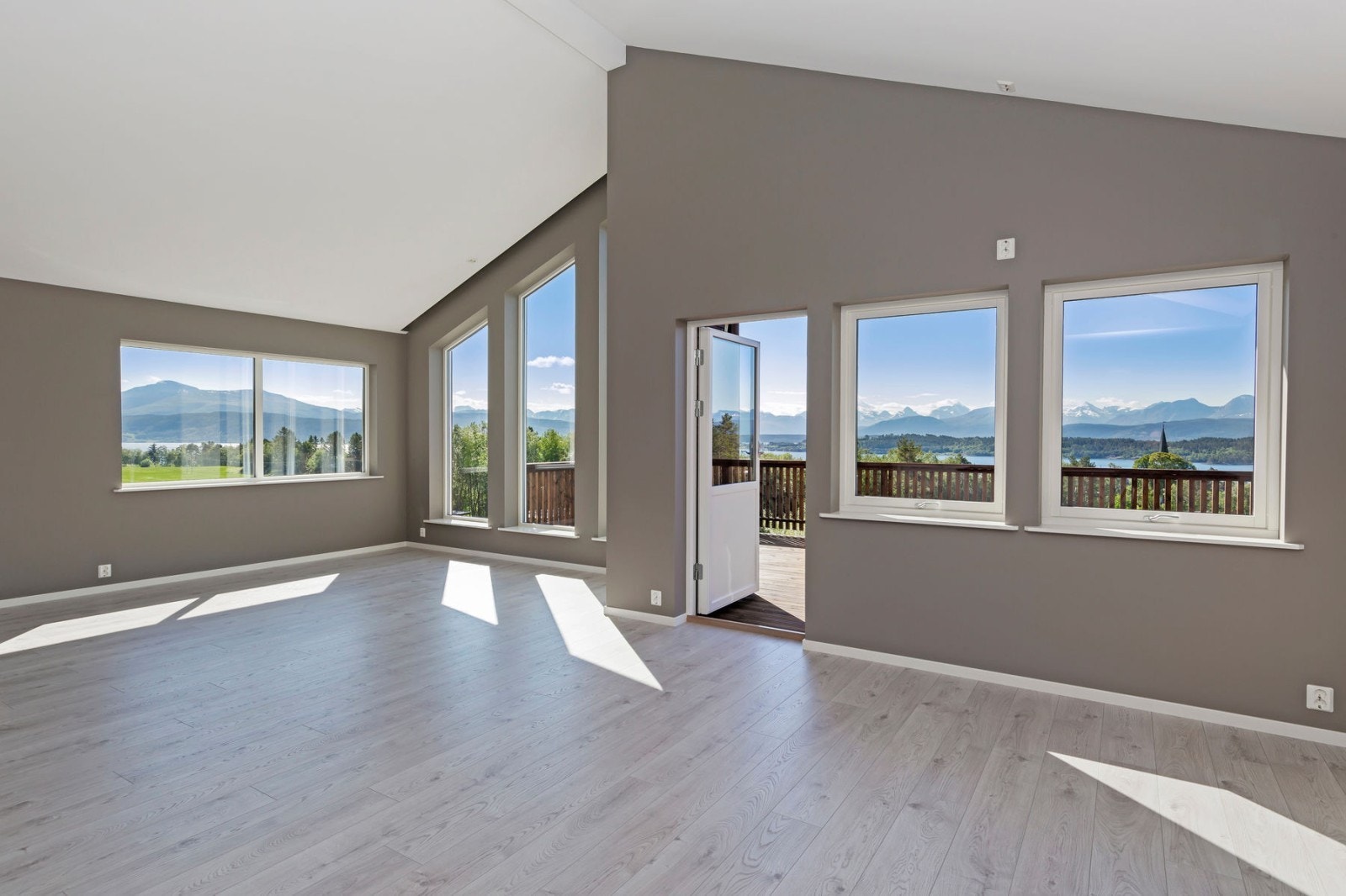 Romslig stue med fantastisk takhøyde! Galleribilde