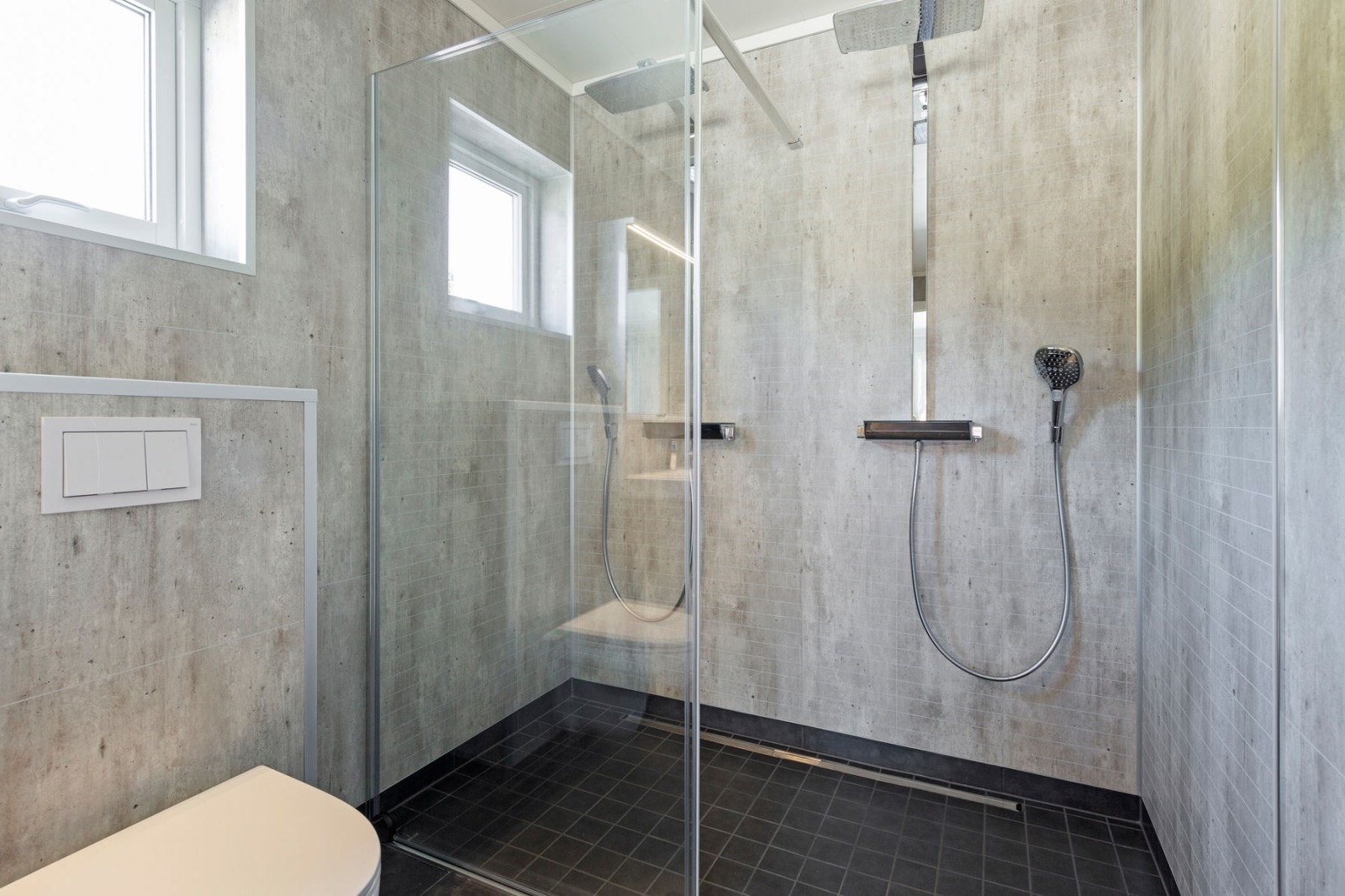 Dobbel regnfalldusj på det privat badet Galleribilde