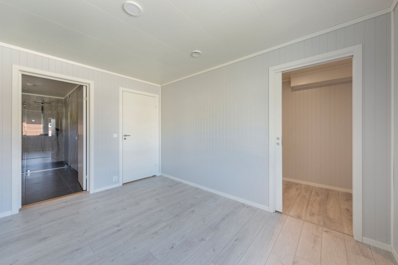 Soverommet på hovedetasjen har walk-in garderobe Galleribilde