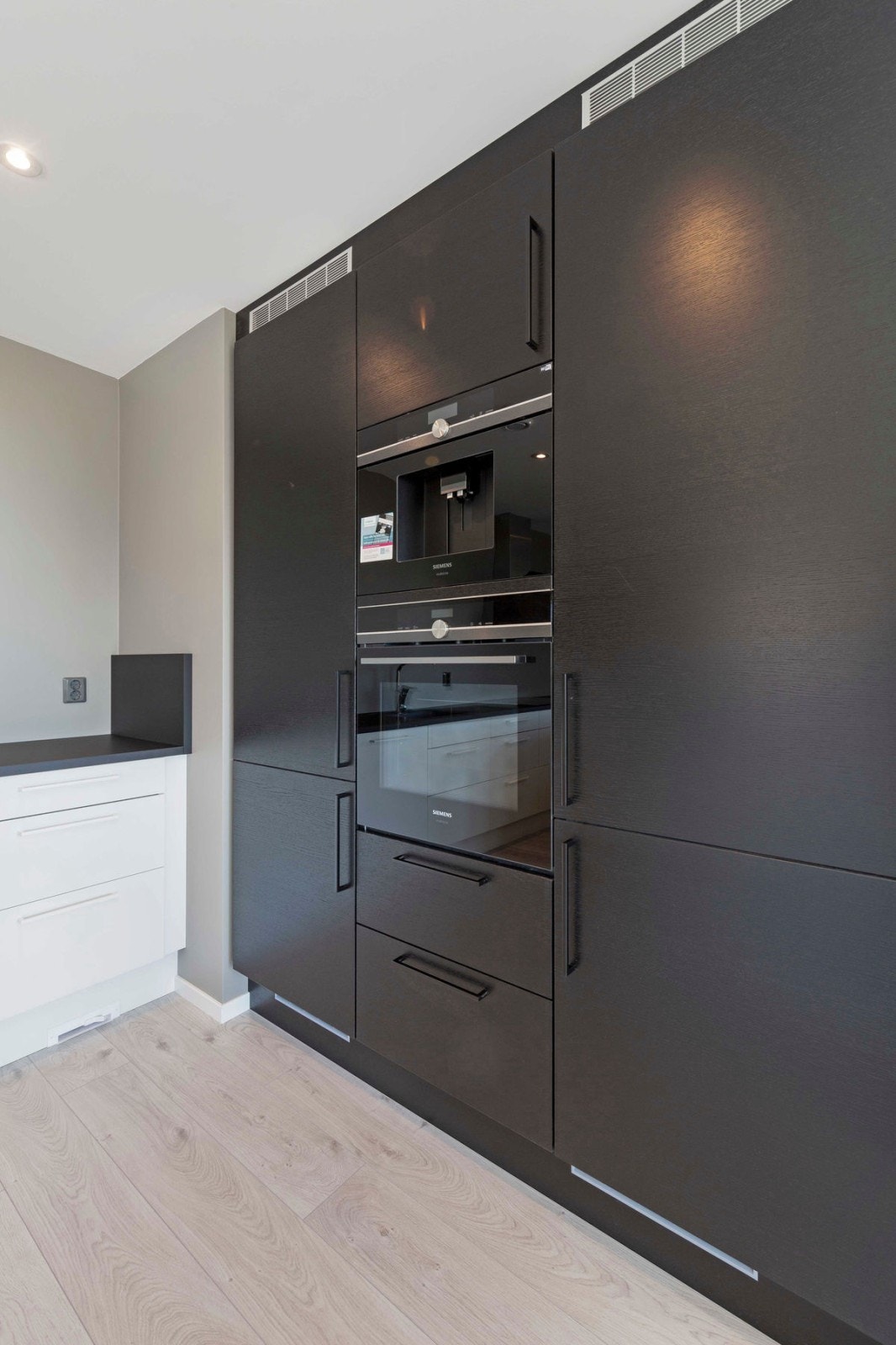 Kjøleskap og fryseskap i fullhøyde i høyskapsvegg Galleribilde