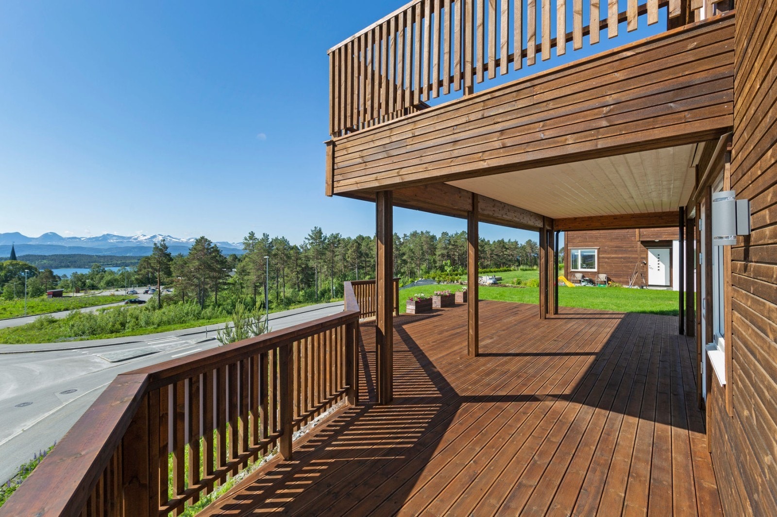 Stor platting på sørsiden av huset Galleribilde