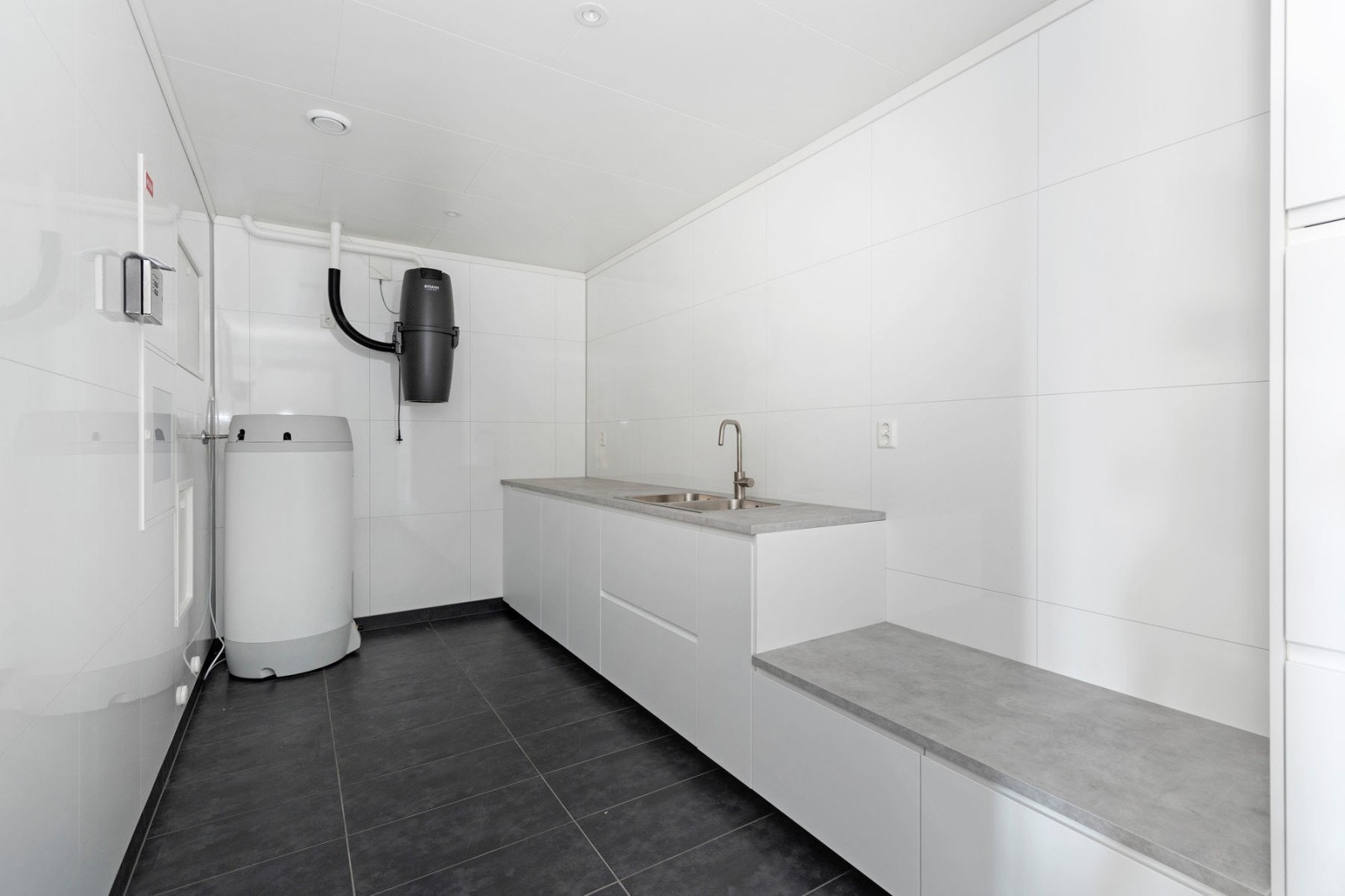 Meget romslig vaskerom som allerede er veldig praktisk innredet. Galleribilde