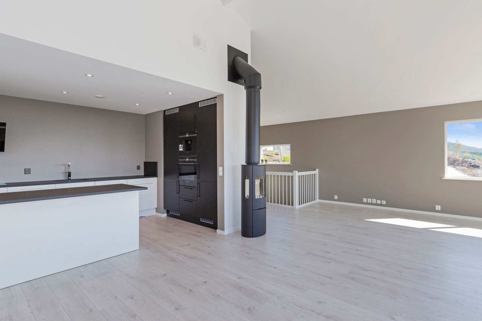Åpen kjøkkenløsning og peisovn Galleribilde
