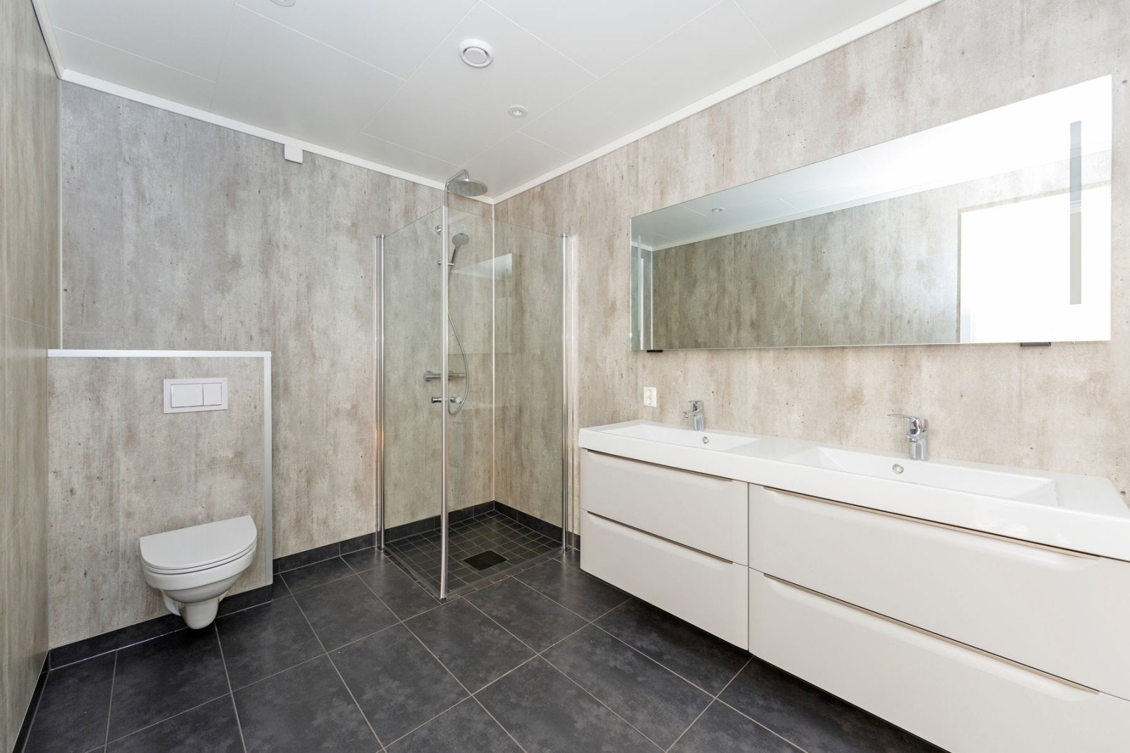 Meget romslig bad i undertasjen med dusj Galleribilde