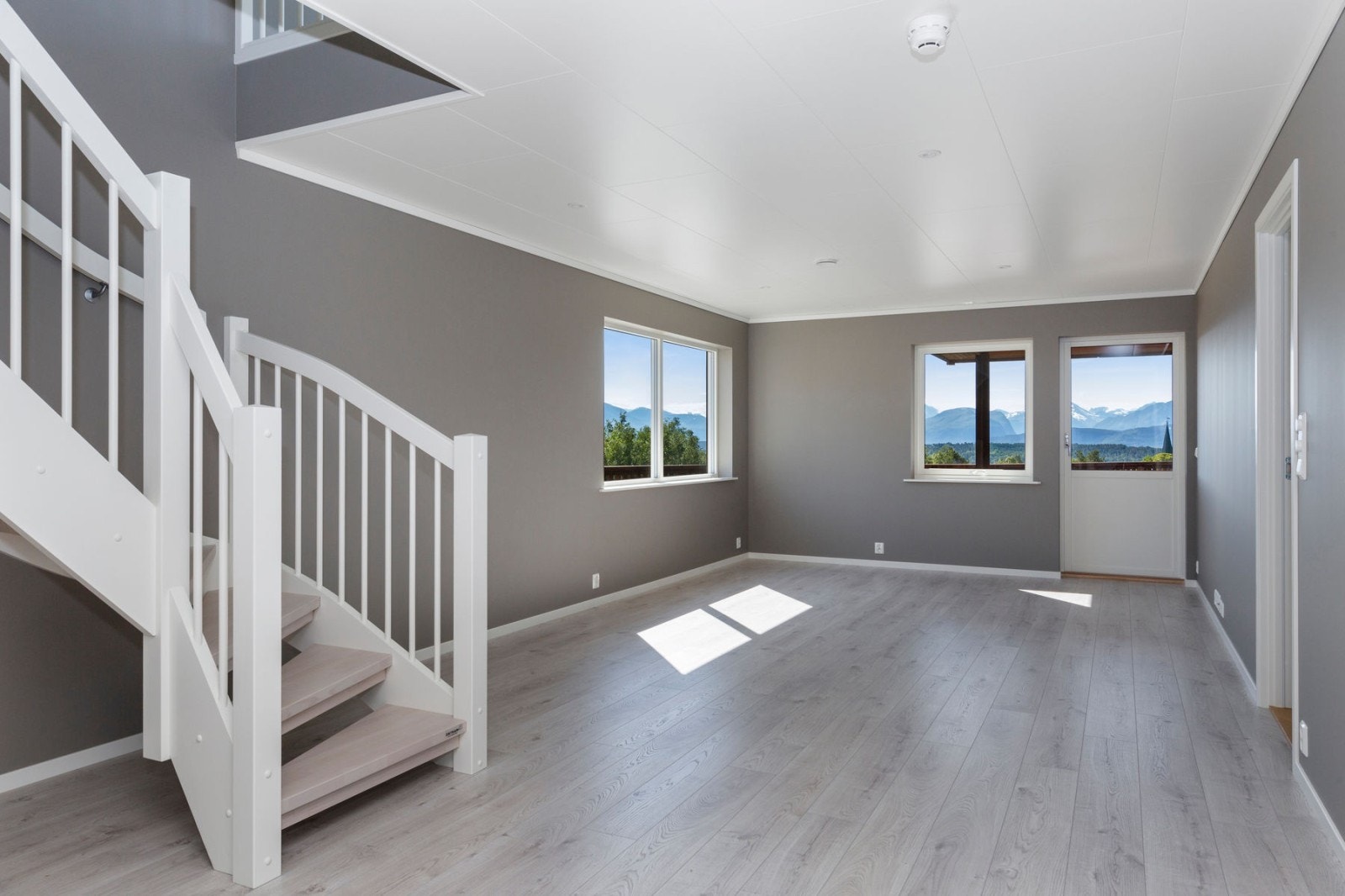 Flott stue med utgang til hagen Galleribilde