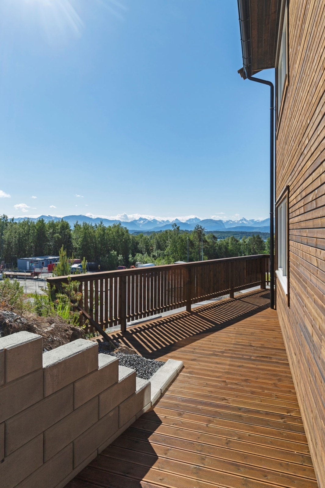 Det er lagt møre royal platting rundt huset Galleribilde