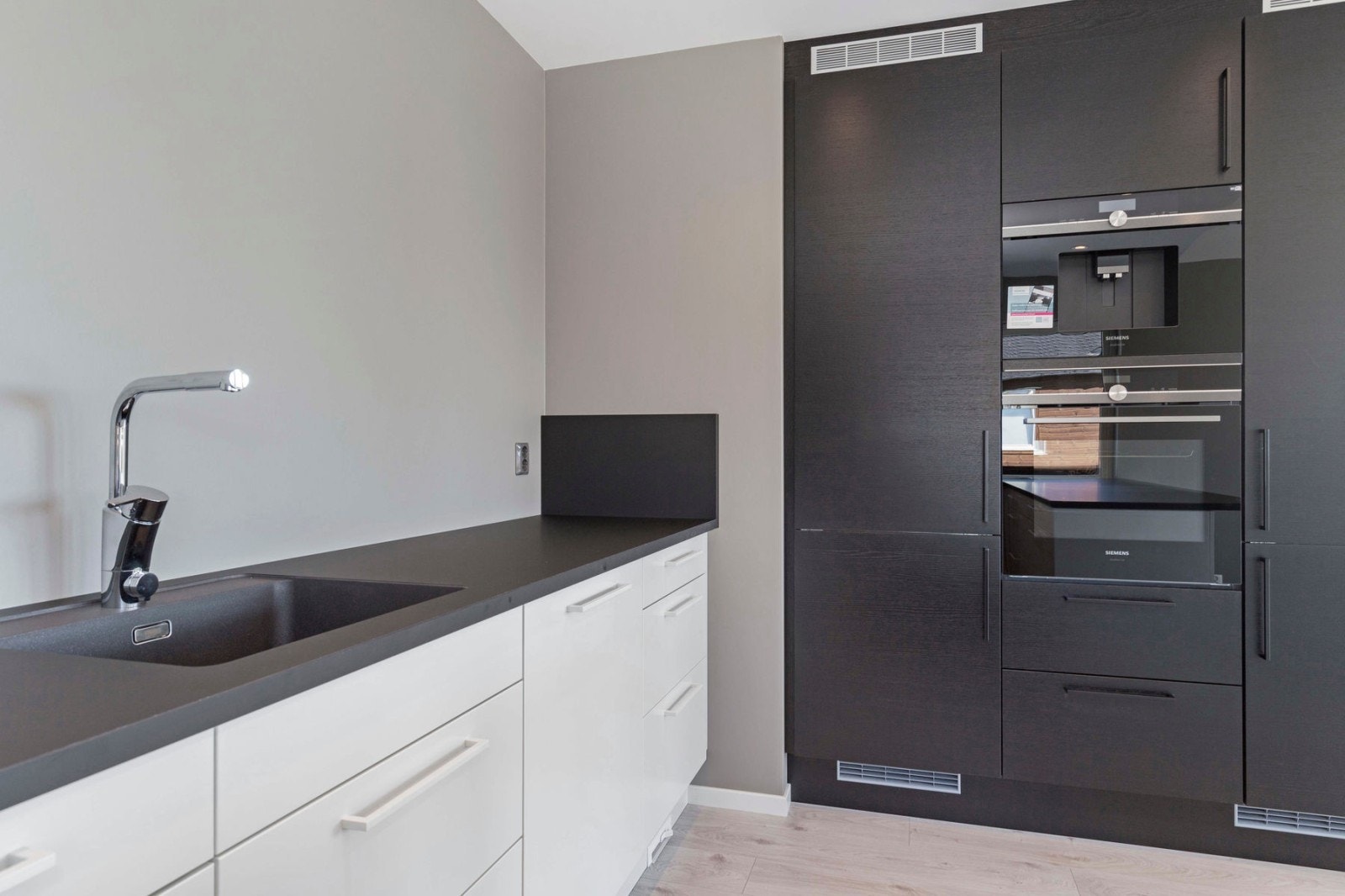 Espressomaskin med wifi. Stekeovn med pyrolystisk selvsrens Galleribilde